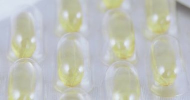 Balık yağı kapsülleri kabarcıklar içinde