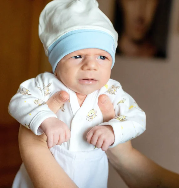 Bayi laki-laki dalam pelukan ayah — Stok Foto