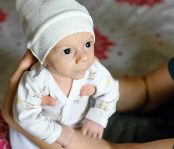 Bayi laki-laki dalam pelukan ayah — Stok Foto