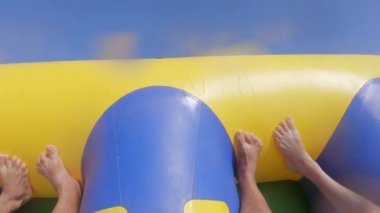 Şişirilebilir bir çekiciliğe binmek