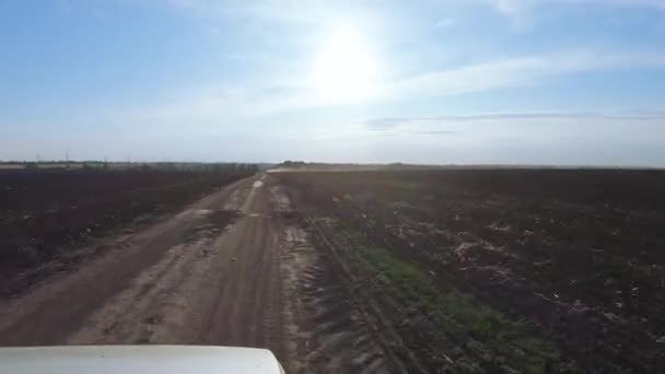 Onverharde weg geploegd veld — Stockvideo