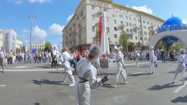 Dançarinos em trajes cosmonautas — Vídeo de Stock