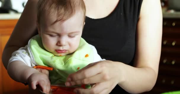 Niño comiendo una zanahoria — Vídeo de stock