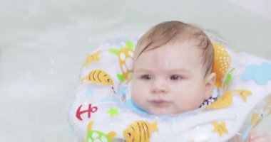 Bebek banyoda yüzüyor.