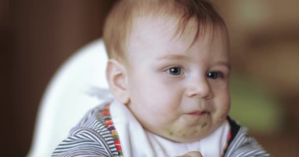吃鳄梨的男婴 — 图库视频影像