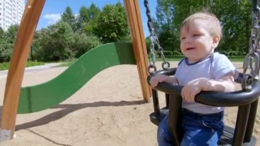 bir salıncak üzerinde erkek bebek