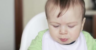 Bebek Çocuk bir salatalık yeme