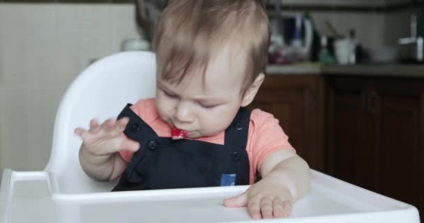 Garçon enfant manger des radis — Video