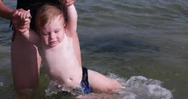 Entrenamiento en natación en el mar — Vídeo de stock