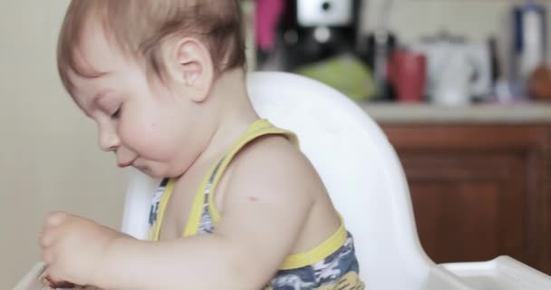 El chico está comiendo una tarta de queso. — Vídeo de stock