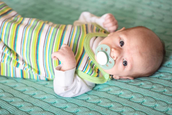 Lying on the bed sheet baby at home — Stockfoto