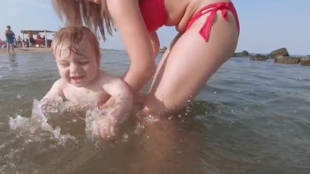 Entrenamiento en natación en el mar — Vídeo de stock