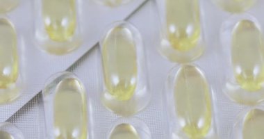 Balık yağı kapsülleri kabarcıklar içinde