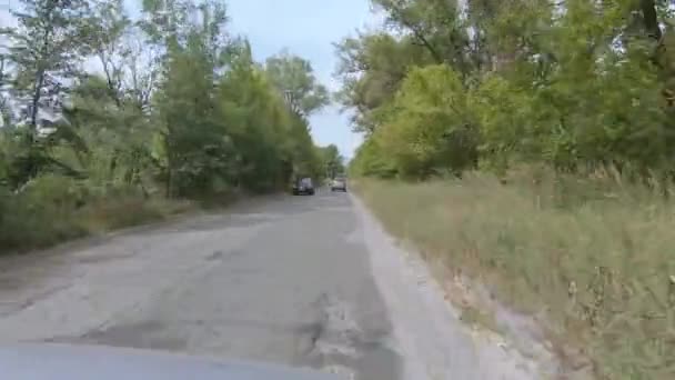 Betonstraße mit Bitumenflicken — Stockvideo