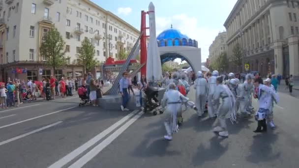 Dançarinos em trajes cosmonautas — Vídeo de Stock