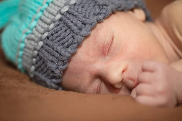 Baby jongen slapen op een tapijt thuis — Stockfoto