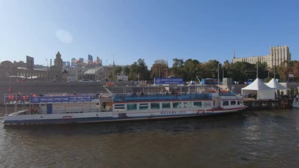 Uitzicht op de pier Kievsky station — Stockvideo