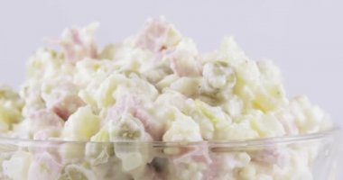 Salata Olivier bir vazoda