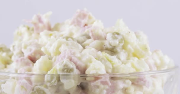 Salade Olivier in een vaas — Stockvideo