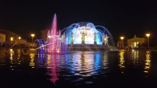 Odnowiona fontanna przyjaźni nocą — Wideo stockowe