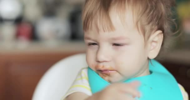 Baby jongen eet vlees — Stockvideo