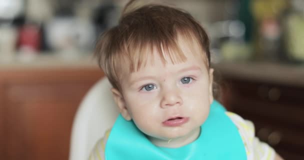 Säugling mit einem Löffel mit Suppe gefüttert — Stockvideo