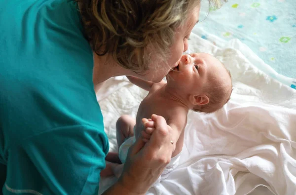 Mecedora del bebé en sus brazos en casa — Foto de Stock