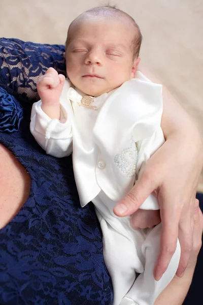 Bebé en los brazos de una abuela — Foto de Stock