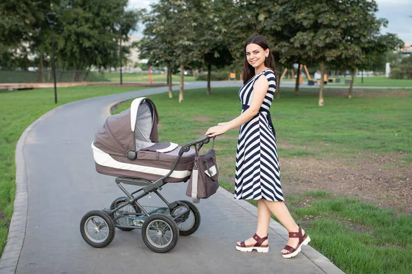 Genç anne ve erkek bebek doğada