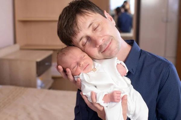 Unga far med baby pojke — Stockfoto
