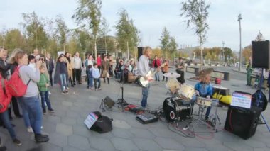 Zaryadye Parkı 'ndaki sokak müzisyenleri