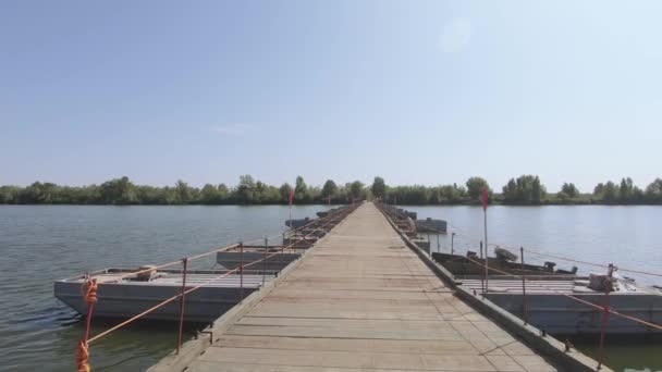 Ponte di Pantone sul fiume — Video Stock