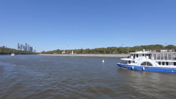 Uitzicht op de Vorobievaya Embankment — Stockvideo