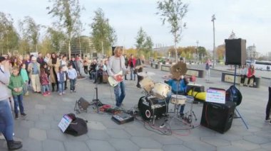 Zaryadye Parkı 'ndaki sokak müzisyenleri