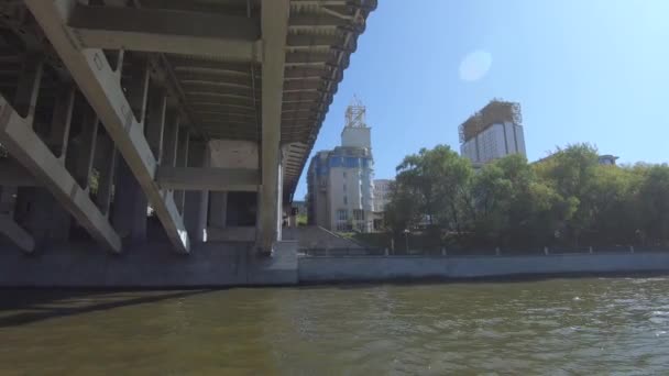 Vista de St. Andrews Embankment desde un barco de recreo — Vídeo de stock