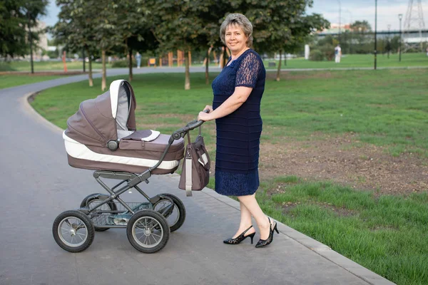 Grootmoeder met een baby jongen op de natuur — Stockfoto
