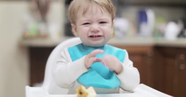 Menino infantil com uma maçã — Vídeo de Stock