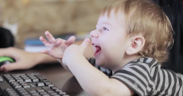 Niño pequeño presiona las teclas — Vídeo de stock