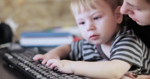 Младенец нажимает клавиши — стоковое видео