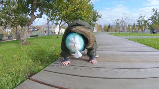 Enfant garçon sur une passerelle en bois — Video