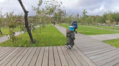 Küçük çocuk yol boyunca koşar.