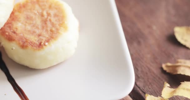 白いプレート上のチーズケーキcheesecakes på en vit platta — ストック動画
