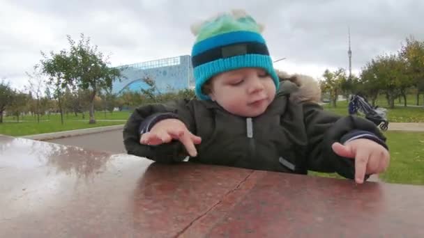 Niño imitar un teclado — Vídeo de stock