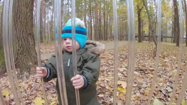 Menino infantil tocando tubos — Vídeo de Stock