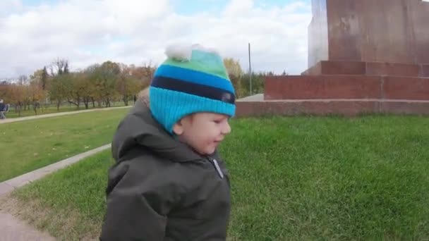 Spädbarn pojke håller hand — Stockvideo