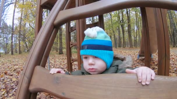Enfant garçon debout escalier en bois — Video