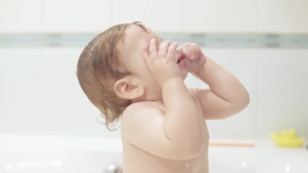Baby jongen overgoten met water — Stockvideo