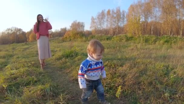 Младенец убегает — стоковое видео