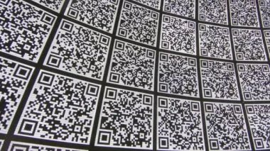 Zaryadye Parkı 'nda Qr kodları olan bir yuvarlak salon.