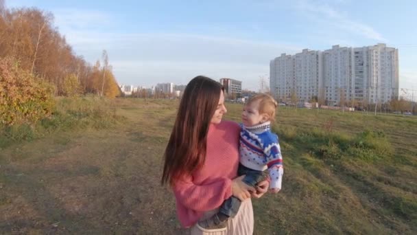 Baby jongen in moeders armen — Stockvideo